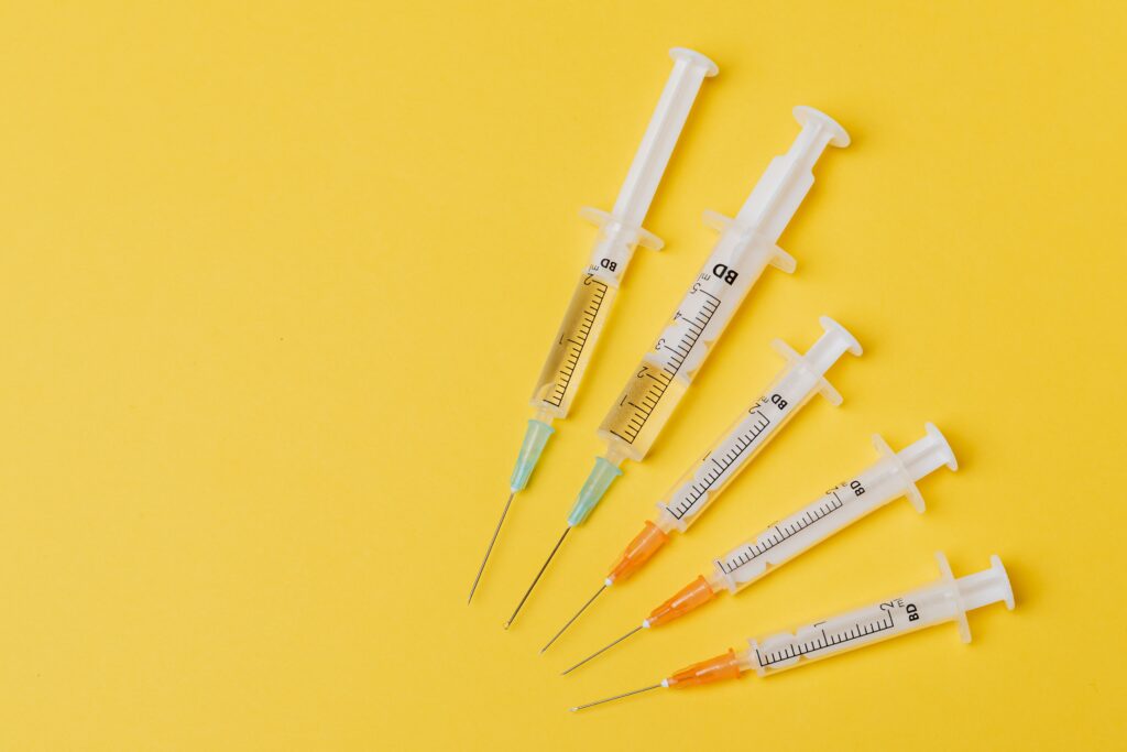 Five syringes lined in a row.