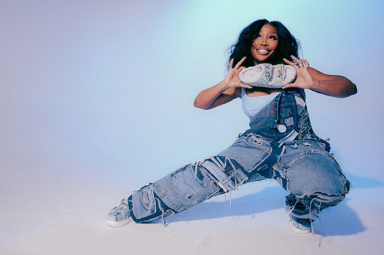 sza-collabs-with-crocs-for-a-y2k-collection-21ninety-trendradars