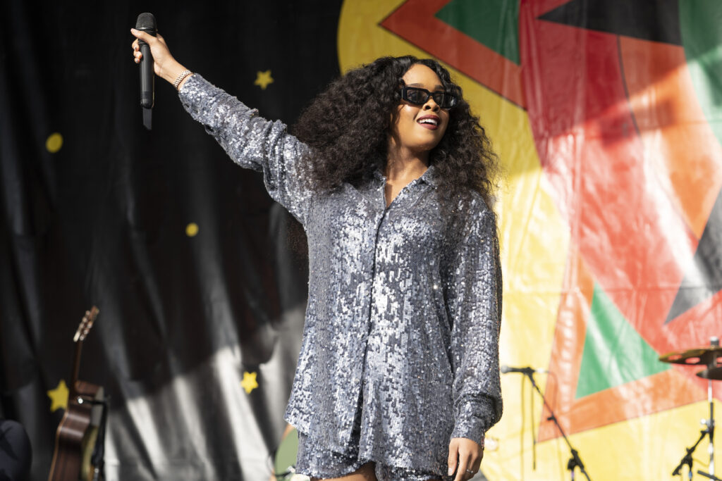 H.E.R. gifts her mom a new car