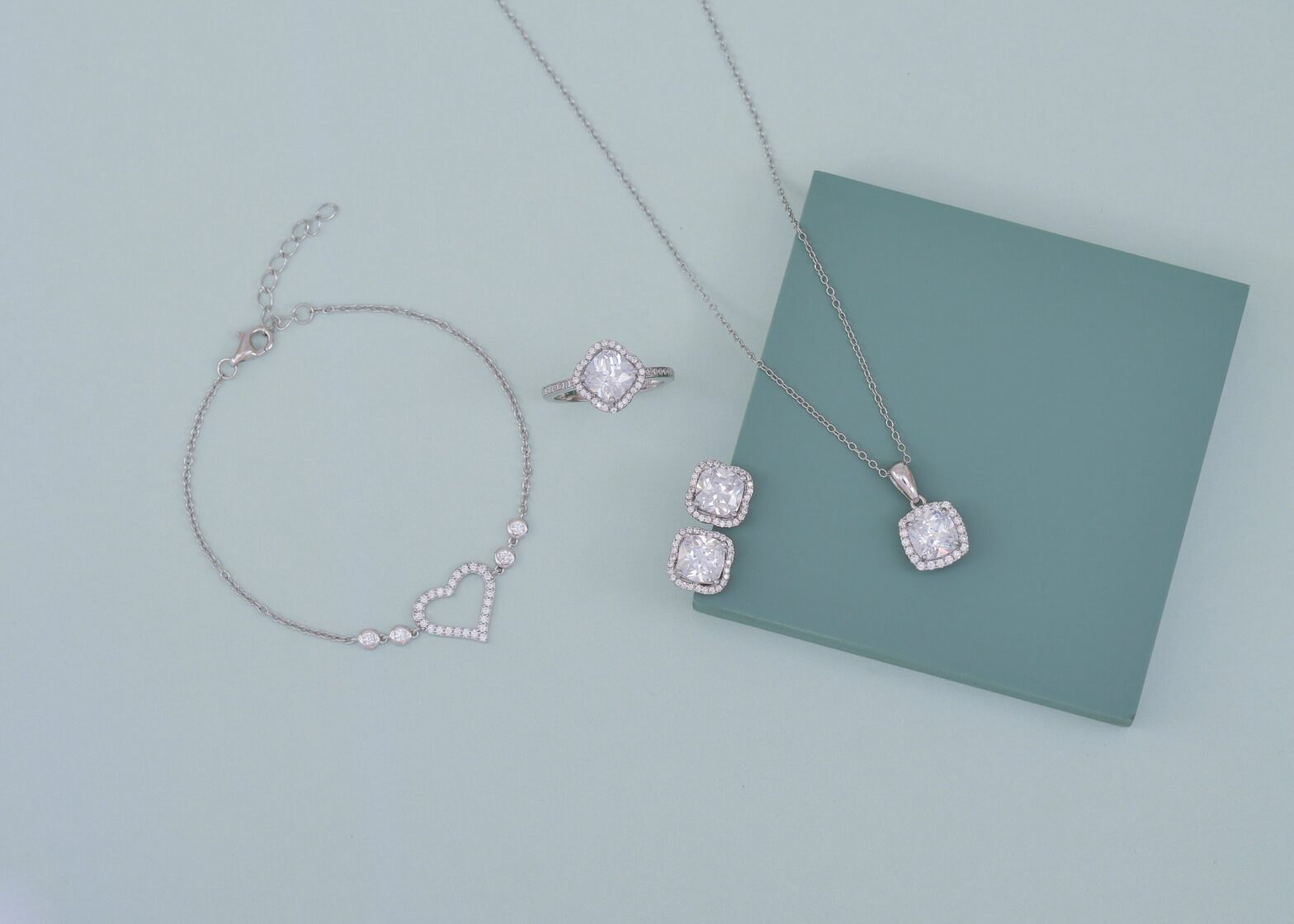 crystal-jewelry-set-on-table