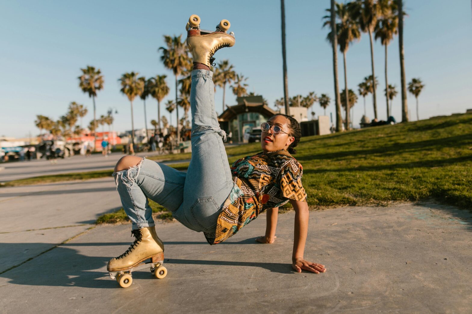 Black-woman-making-a-pose-in-roller-skates-on-the-background-of-palm-trees