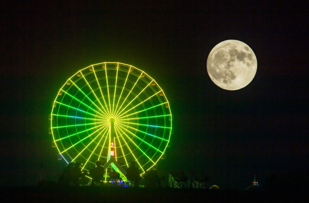 Beaver Moon Meaning pictured: Supermoon